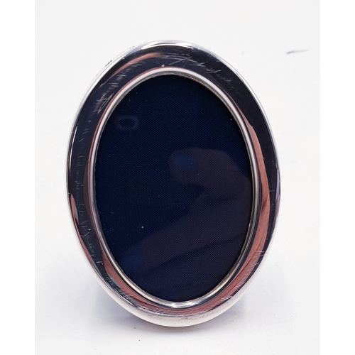 167 - SILVER (Hallmarked) 7cm x 5.5cm OVAL PHOTOFRAME