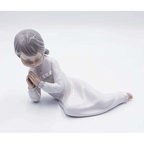 288 - LLADRO (Nao) PORCELAIN 18.5cm CHARACTER FIGURINE OF A YOUNG GIRL LYING DOWN ,PRAYING (Model No 0585)