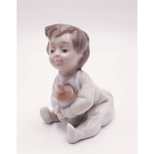 289 - LLADRO (Nao) PORCELAIN 9.5 cm CHARACTER FIGURINE OF A BABY WITH BOTTLE