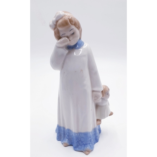 297 - LLADRO (Nao) PORCELAIN 18 cm CHARACTER FIGURINE OF A TIRED YOUNG GIRL CARRYING A DOLL