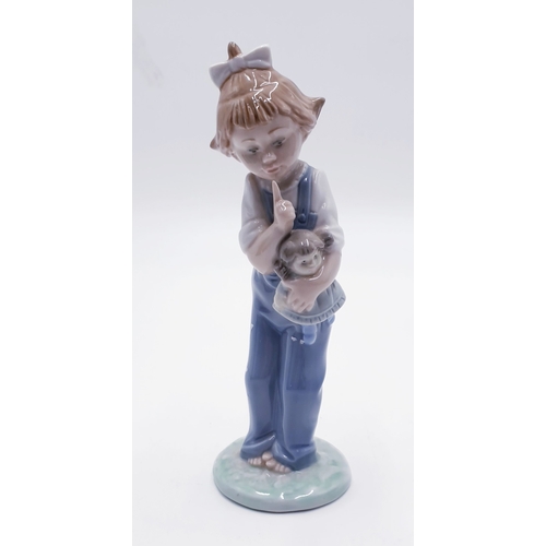 301 - LLADRO (Nao) PORCELAIN 18.5cm CHARACTER FIGURINE OF A YOUNG GIRL HOLDING A DOLL 