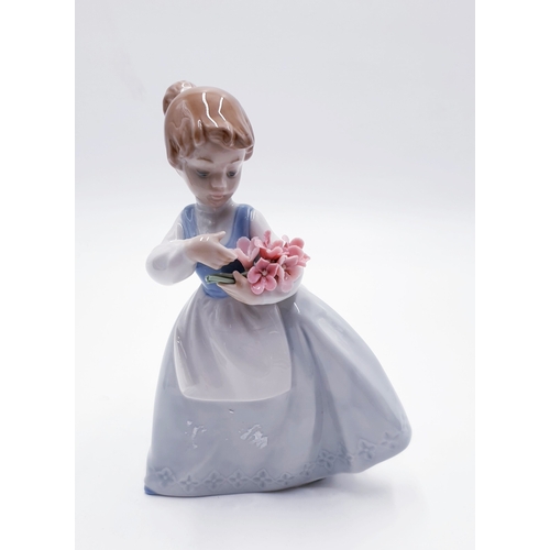 302 - LLADRO (Nao) PORCELAIN 19cm CHARACTER FIGURINE OF A YOUNG GIRL WITH A BUNCH OF FLOWERS 