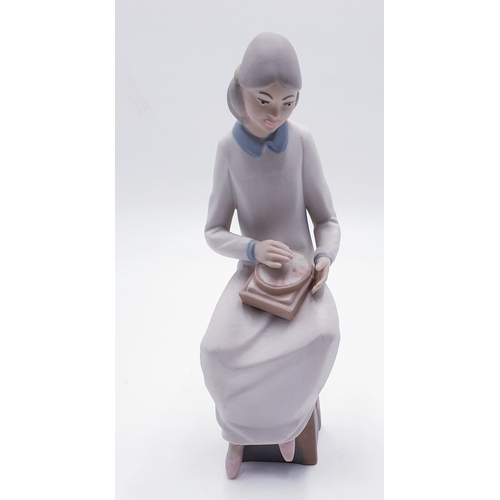 304 - LLADRO (Style) PORCELAIN 19cm CHARACTER FIGURINE OF A LADY CROCHETING (Rare)