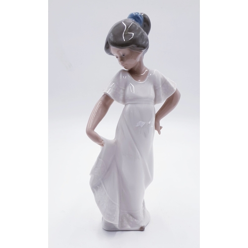 306 - LLADRO (Nao) Large 21.5cm CHARACTER FIGURINE OF A GIRL 