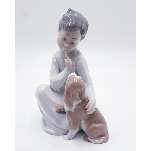 384 - LLADRO PORCELAIN 19cm CHARACTER FIGURINE OF A YOUNG BOY WITH HIS DOG 