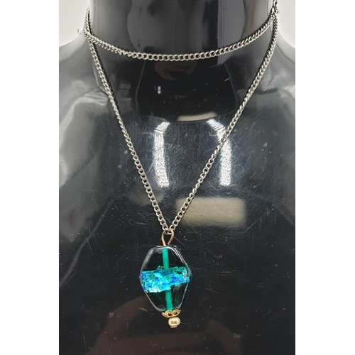 679 - MURANO GLASS PENDANT ON A 42cm NECK CHAIN  (Boxed)