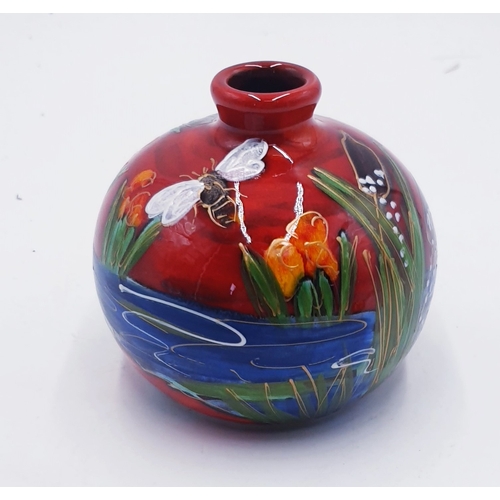 740 - ANITA HARRIS ART POTTERY 10.5cm MARAKESH VASE IN THE BEEBROOK DESIGN  Signed In Gold By Anita Harris