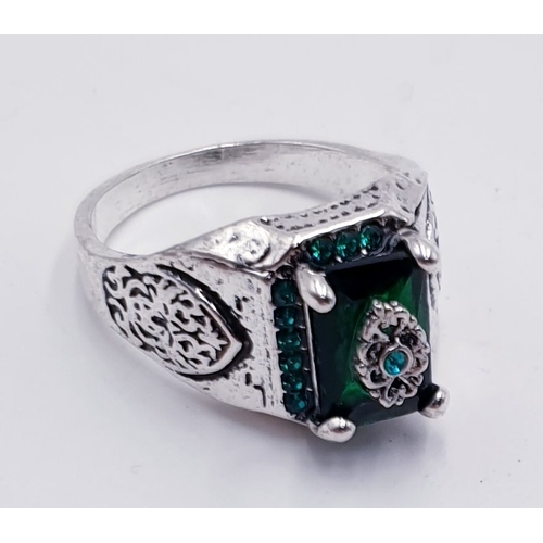 798 - GENTS GREEN STONE SET RING (Size Z)