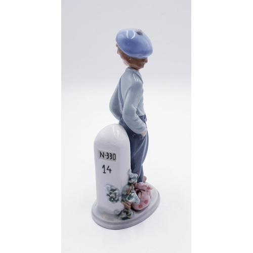 19 - LLADRO PORCELAIN Large 22.3cm CHARACTER FIGURINE 