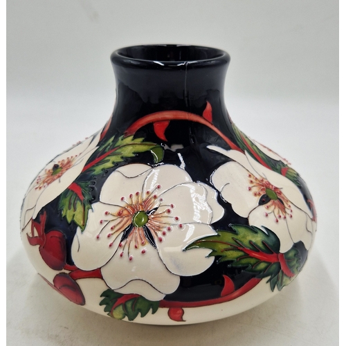 384 - MOORCROFT 16cm VASE.
(Please Note This Lot WILL NOT BE PACKED OR SHIPPED....COLLECT ONLY !!!!)