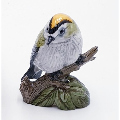 477 - MACK CHINA (Staffordshire , England) 5.5cm x 7.5cm MODEL OF A GOLDCREST Signed By R.J. Mack