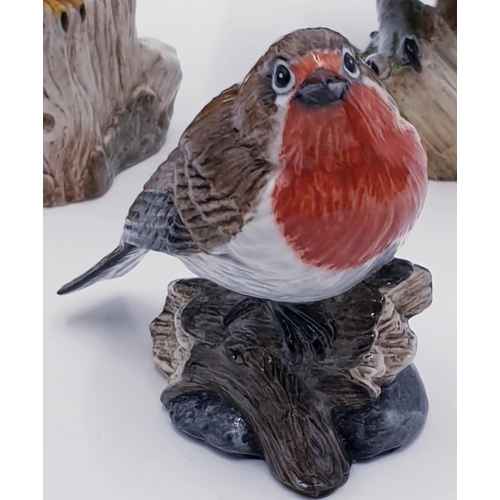 481 - MACK CHINA  (Staffordshire , England) ______cm x _____cm MODEL OF A ROBIN Signed By R.J. Mack