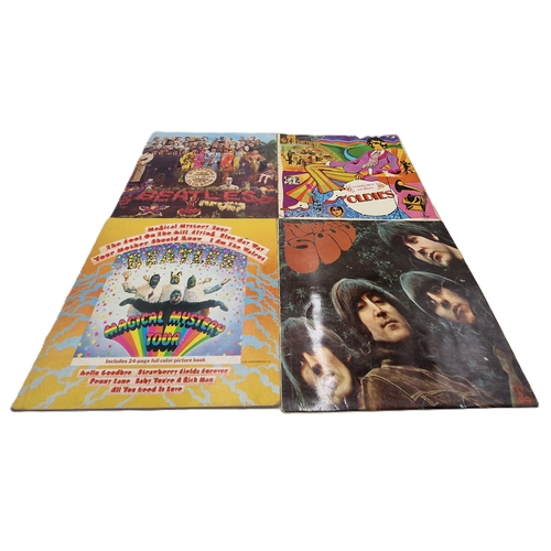 112 - THE BEATLES VINYL LPS (4)
SGT. PEPPER’S LONELY HEARTS CLUB BAND MONO GATEFOLD SLEEVE, YELLOW/BLACK L... 