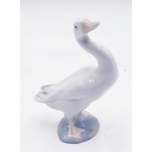 747 - LLADRO PORCELAIN 11.5cm MODEL OF A GOOSE