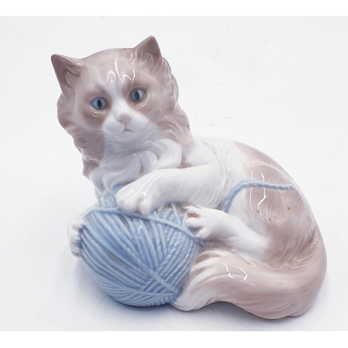 711 - LLADRO (Nao) MODEL OF A CAT WITH BALL OF WOOL