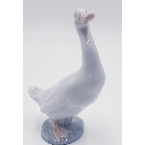 89 - LLADRO (Nao) PORCELAIN 15cm MODEL OF A GOOSE