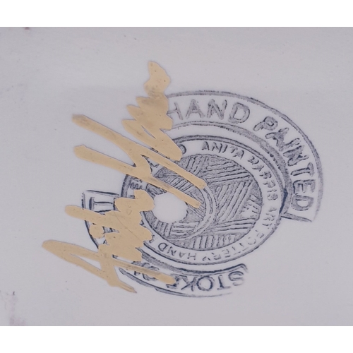 205 - ANITA HARRIS ART POTTERY 12cm x 8cm TREE FROG ON A High 14.5cm SQUARE VASE (Signed In Gold By Anita ... 