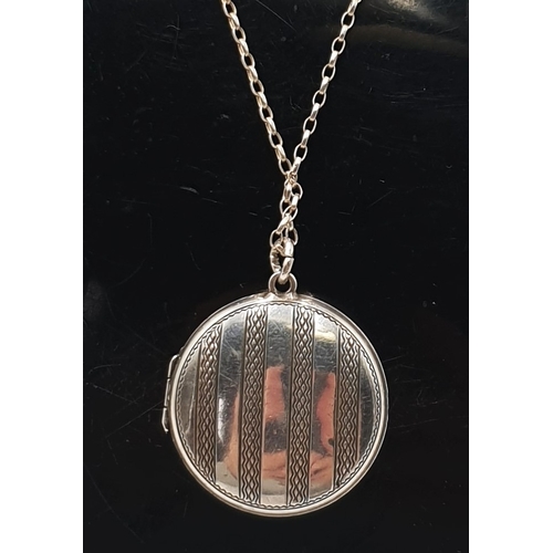 47 - SILVER ROUND LOCKET ON A SILVER (925) 48cm BELCHER CHAIN (Total Weight 7.3 Grams)