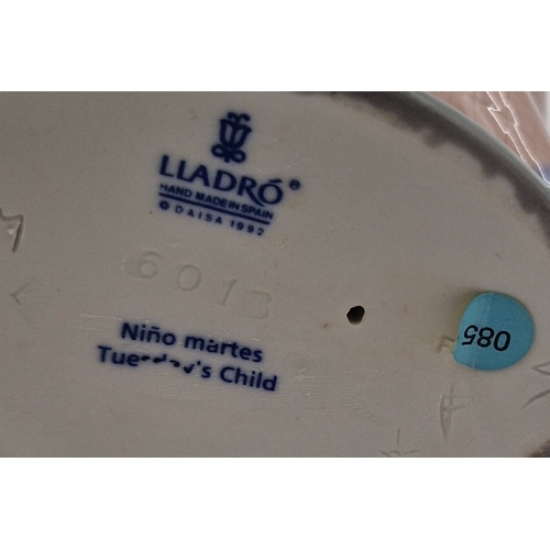 183 - LLADRO PORCELAIN 19cm CHARACTER FIGURINE OF A YOUNG DUTCH GIRL LEANING WITH HER HAND AGAINST A WHITE... 