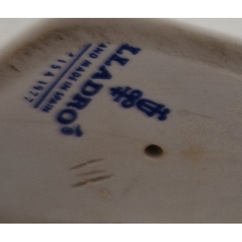 184 - LLADRO PORCELAIN Large 18cm CHARACTER FIGURINE OF A GIRL KISSING 