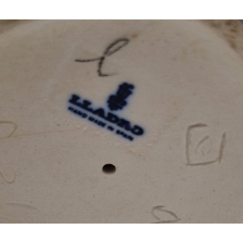 185 - LLADRO PORCELAIN Large 18cm CHARACTER FIGURINE OF A GIRL KISSING 