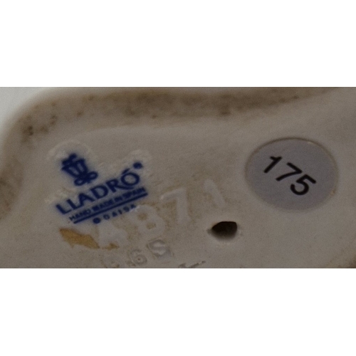 189 - LLADRO PORCELAIN Large 21cm CHARACTER FIGURINE OF A GIRL IN A LONG WHITE DRESS/NIGHT SHIRT PLAYING W... 