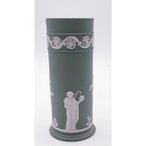 679 - WEDGWOOD GREEN JASPER 16.5cm VASE