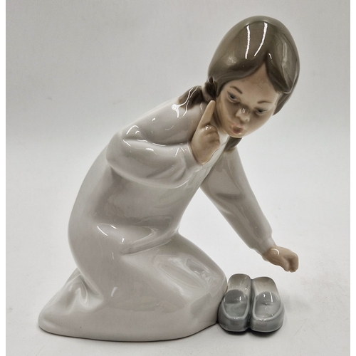 705 - LLADRO PORCERLAIN 15cm CHARACTER FIGURINE OF A YOUNG GIRL WITH SLIPPERS (Model No 4523) 1970/94 Mode... 