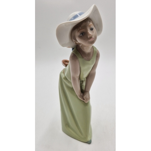 706 - LLADRO PORCELAIN Large 24.5cm CHARACTER FIGURINE OF A CURIOUS GIRL WITH HAT (Model No 5009) Modelled... 