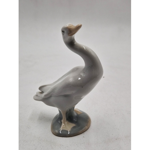 69 - LLADRO PORCELAIN 13cm MODEL OF A GOOSE