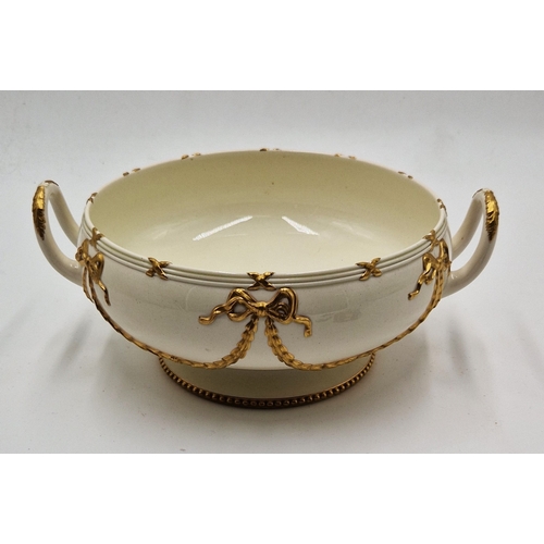 153 - WEDGWOOD 21cm Dia BOWL DECORATED In Gilt Swags Leaf Handles With A White Enamel Daisy Atop. Impresse... 