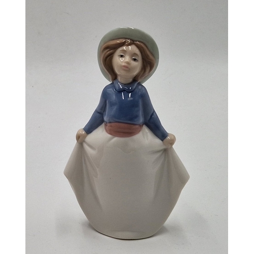 714 - LLADRO (Nao) PORCELAIN CHARACTER FIGURINE OF A YOUNG GIRL (Model No 1291)