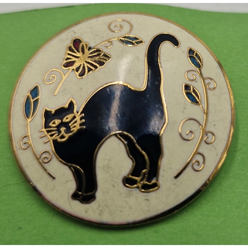 470 - METAL/ENAMEL BROOCH FEATURING A CAT