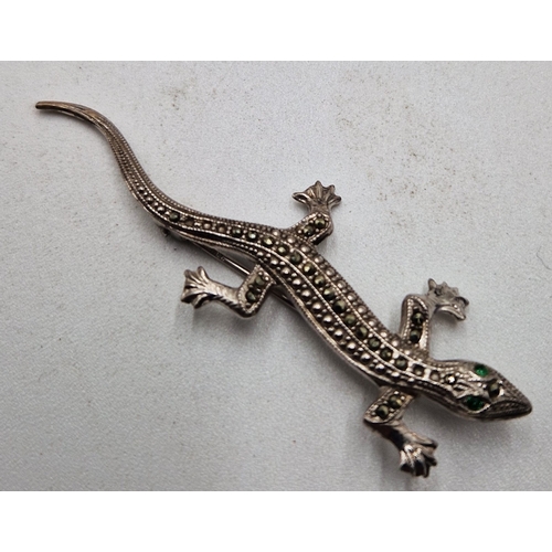 499 - SILVER / MARCASITE BROOCH FASHIONED AS A GREEN EYED LIZARD