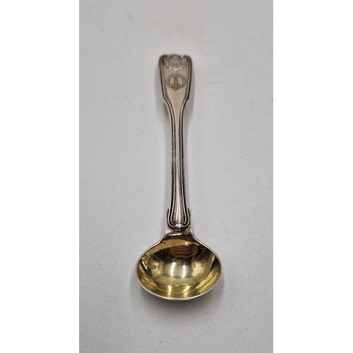 124 - SOLID SILVER /GILT GEORGIAN SHELL SALT SPOON (Hallmarked For London 1832) By Makers William Chawner