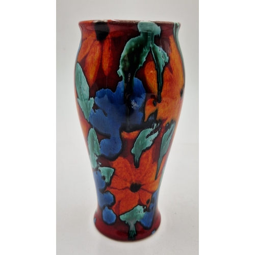 556 - ANITA HARRIS ART POTTERY 17.5 cm VASE IN THE FLORAL DESIGN