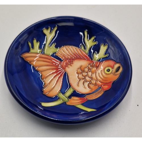 590 - MOORCROFT 10cm Dia COASTER (Shape No 780/4) IN THE CHINESE CARP DESIGN (Produced In A Numbered Editi... 