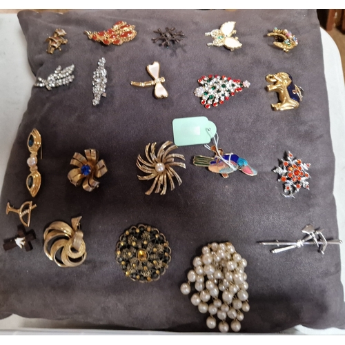 775 - CUSHION CONTAINING 21 ASSORTED BROOCHES