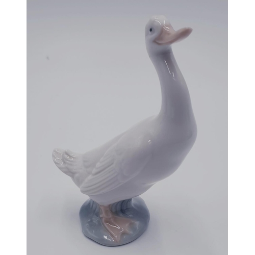 780 - LLADRO (Nao) PORCELAIN MODEL OF A GOOSE