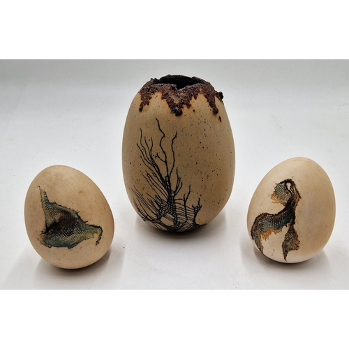 692 - RAY NASH STUDIO POTTERY 14cm SCULPTURE IN THE FORM ON AN EGG WITH COBWEB DECORATION (Early,Rare Exam... 