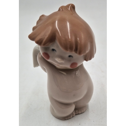 LLADRO (Nao) PORCELAIN 8cm CHARACTER FIGURINE OF A CHEEKY CHERUB