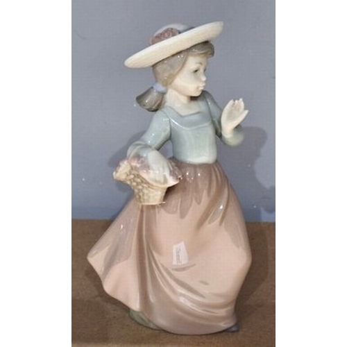 1042 - LLADRO (Nao) PORCELAIN 18cm CHARACTER FIGURINE OF A YOUNG GIRL WITH BASKET AND WEARING A BONNET