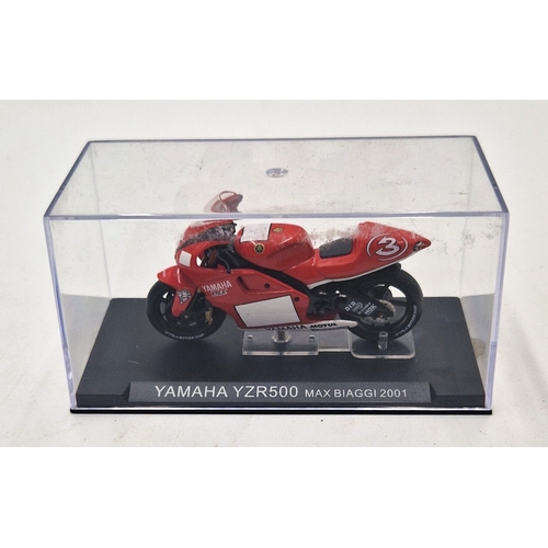 136B - DIE CAST COLLECTORS MODEL OF A YAMAHA YZR500 (Max Biaggi)2001 (Original Hard Plastic Display Case).
... 