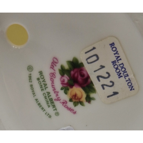 402 - ROYAL ALBERT CHINA MODEL OF POLAR BEARS IN THE OLD COUNTRY ROSES DESIGN