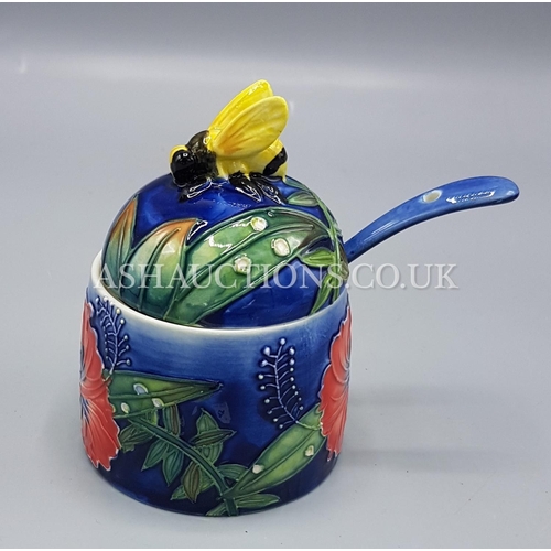 125 - OLD TUPTON WARE TUBELINED HONEY POT And SPOON (1558) IN THE HIBISCUS DESIGN  On BLUE GROUND (As New,... 