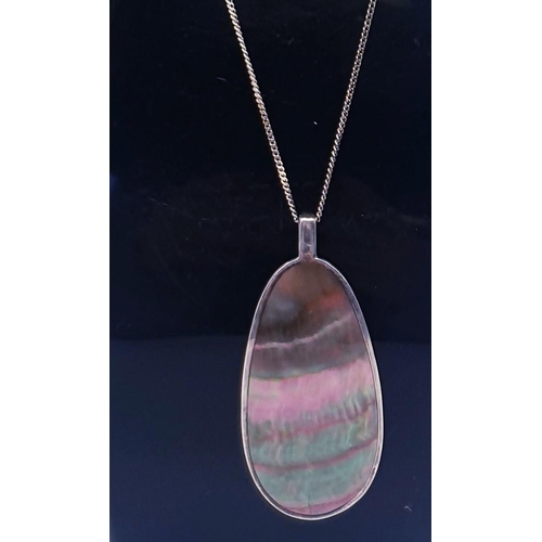 192 - SILVER (925) SHELL PENDANT ON A 50cm NECK CHAIN (Boxed)