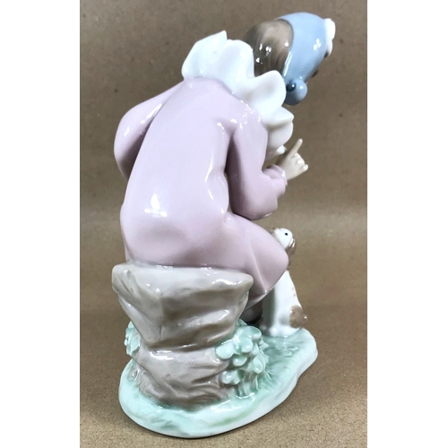 340 - LLADRO (Nao) PORCELAIN 17cm CHARACTER FIGURINE OF A BOY CLOWN With DOG (Model No 1099)  