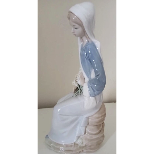 346 - LLADRO PORCELAIN Large 23.5cm CHARACTER FIGURINE OF A SEATED GIRL HOLDING A BUNCH OF LILLIES (Model ... 