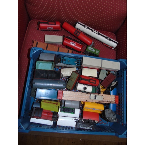 4 - A tray full of vintage Hornby 00 carriages + Loco