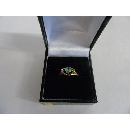 142 - A 18ct gold & blue topaz ring size M 1/2